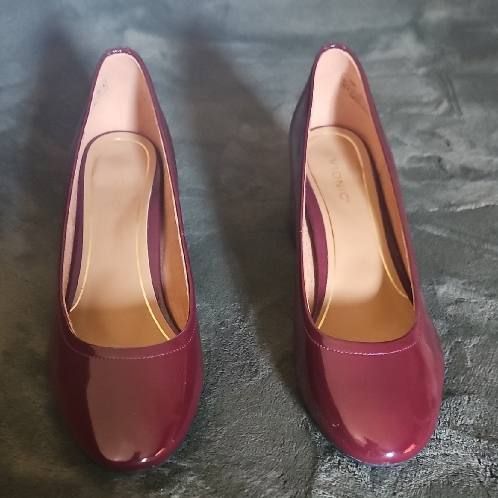 Vionic Women's Carnel Burgundy Crimson Patent Pumps